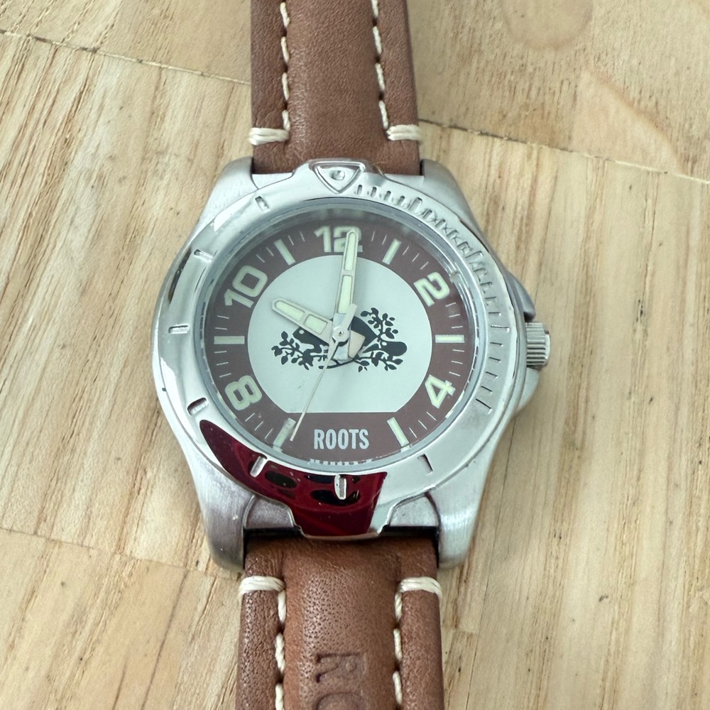 Roots Canada Brand ladies silver tone brown leather watch NEW BATTERY